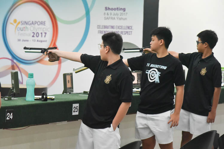 Chen Wen Di of RI (extreme left) shooting in the Air Pistol Men's Y13 category competition, he came in first with a score of 507. (Photo ©  Stefanus Ian/Red Sports)