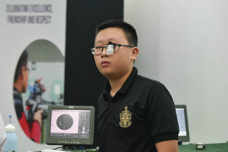 Yu Qi Yuan of RI reacting after a shot during the Air Pistol Men's Y13 category competition, he came in third with a score of 505. (Photo ©  Stefanus Ian/Red Sports)