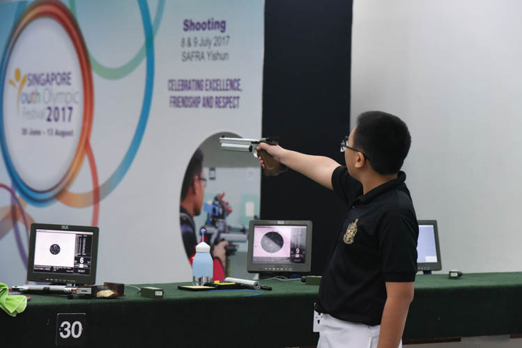 Yu Qi Yuan of RI shooting in the Air Pistol Men's Y13 category competition, he came in third with a score of 505. (Photo ©  Stefanus Ian/Red Sports)
