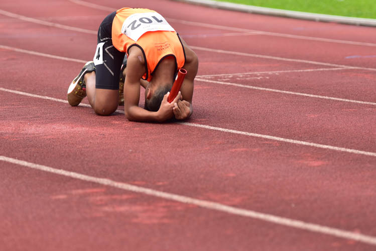 Muhammad Hariz of SSP burying his head in the ground after coming in second. RI 'D' came in first with a time of 49.16s while SSP clinched silver with a time of 49.43s and North Vista rounded off the podium clocking in at 50.51s. (Photo 1 © Stefanus Ian/Red Sports)
