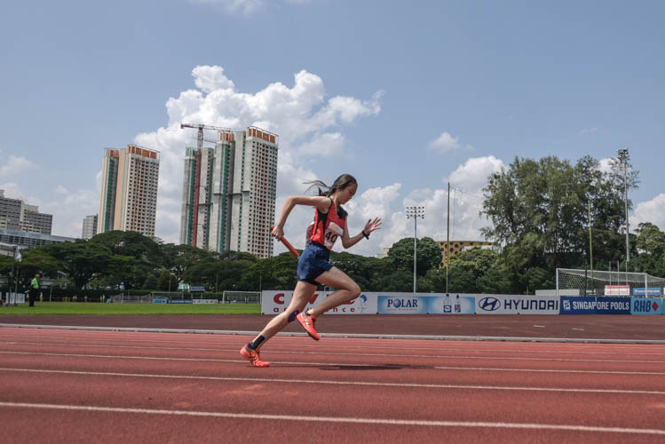 Tiffany Tan of Bishan Park Secondary School kicking off the first leg of the U-19 4x100m girls relay race. Erovra Sports Academy clinched gold with a time of 54.71s while Bukit Batok Secondary came in second with 58.91s and Bishan Park took the bronze with a time of 1:01.93s. (Photo 1 © Stefanus Ian/Red Sports)