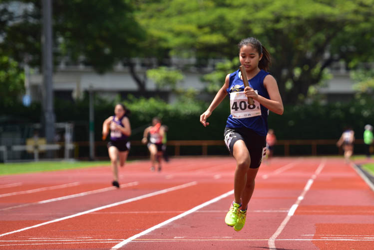 Fafa of Erovra Sports Academy finishing off the final leg of the U-19 4x100m girls relay race. Erovra Sports Academy clinched gold with a time of 54.71s while Bukit Batok Secondary came in second with 58.91s and Bishan Park took the bronze with a time of 1:01.93s. (Photo 1 © Stefanus Ian/Red Sports)