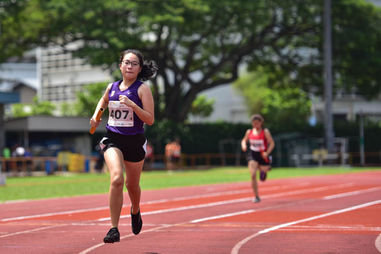 Tan Wei Qi of Bukit Batok Secondary finishing off the final leg of the U-19 4x100m girls relay race. Erovra Sports Academy clinched gold with a time of 54.71s while Bukit Batok Secondary came in second with 58.91s and Bishan Park took the bronze with a time of 1:01.93s. (Photo 1 © Stefanus Ian/Red Sports)