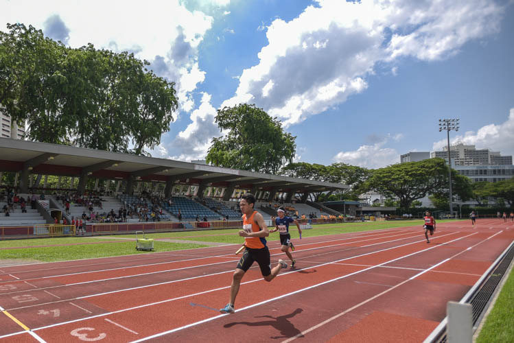 Jethro Purdencio of North Vista Secondary finishing the final leg of the U-19 boys 4x100m relay race. North Vista Secondary took gold in the U-19 4x100m relay race with a time of 46.36s as Temasek Polytechnic came in second with 46.82s and Bishan Park rounded off the podium clocking in at 48.28s. (Photo 1 © Stefanus Ian/Red Sports)