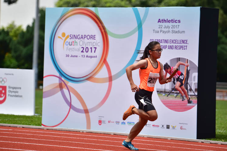 Boon Shi Ling of Singapore Sports School finishing the last leg of the U-15 4x100m girls relay. SSP did not place after they were deemed to make an infraction during the passing of the baton.(Photo 1 © Stefanus Ian/Red Sports)