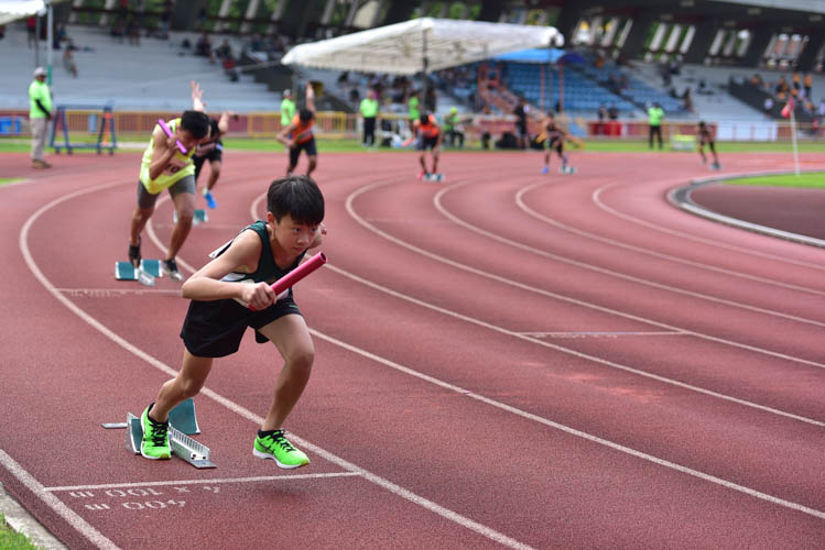 George Ang beginning the race during the U-15 4x100m boys relay. RI 'D' came in first with a time of 49.16s while SSP clinched silver with a time of 49.43s and North Vista rounded off the podium clocking in at 50.51s. (Photo 1 © Stefanus Ian/Red Sports)