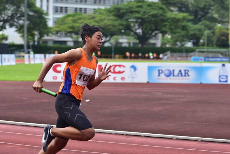 Jiro of North Vista secondary school kicking off the U-15 boys' 4x100m relay. RI 'D' came in first with a time of 49.16s while SSP clinched silver with a time of 49.43s and North Vista rounded off the podium clocking in at 50.51s. (Photo 1 © Stefanus Ian/Red Sports)