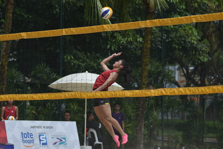 Cheryl Kwok attempting to spike the volleyball in their last match against Bishan East CSC. They won the match 15-13, 10-15, 15-11 to emerge champions. (Photo 1 © Stefanus Ian/Red Sports)