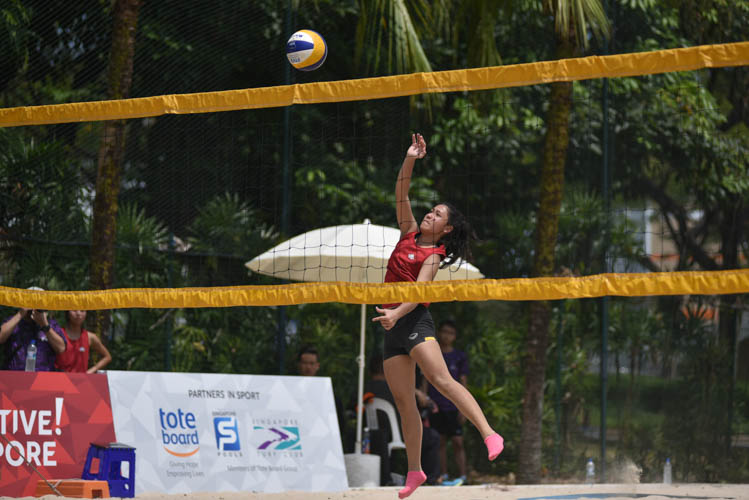 Cheryl Kwok attempting to spike the volleyball in their last match against Bishan East CSC. They won the match 15-13, 10-15, 15-11 to emerge champions. (Photo 1 © Stefanus Ian/Red Sports)