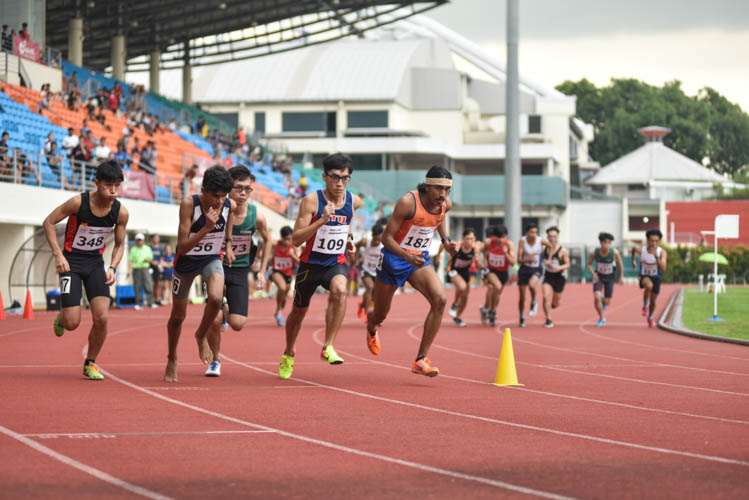 Male runners from various polytechnics and universities starting off the Men's 800m event during the 2018 IVP Track and Field competition. (Photo 23 © Eileen Chew/Red Sports)