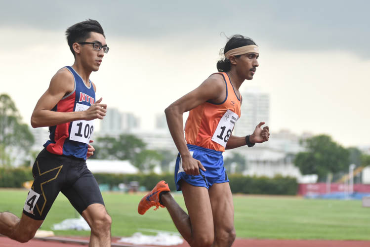 Zachary Ryan Devaraj (right) of NUS starting off strong in the Men's 800m event with NTU's Jasper Tan staying close during the 2018 IVP Track and Field competition. (Photo 22 © Eileen Chew/Red Sports)