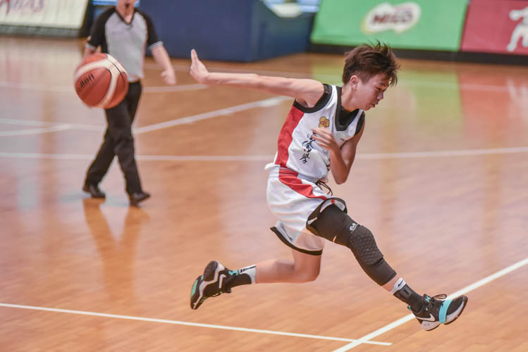 Bryan Ong (NCH #17) saving a ball from going out of bounds during the North Zone B Division basketball match between Chung Cheng High and Nan Chiau High School. (Photo © Stefanus Ian/Red Sports)