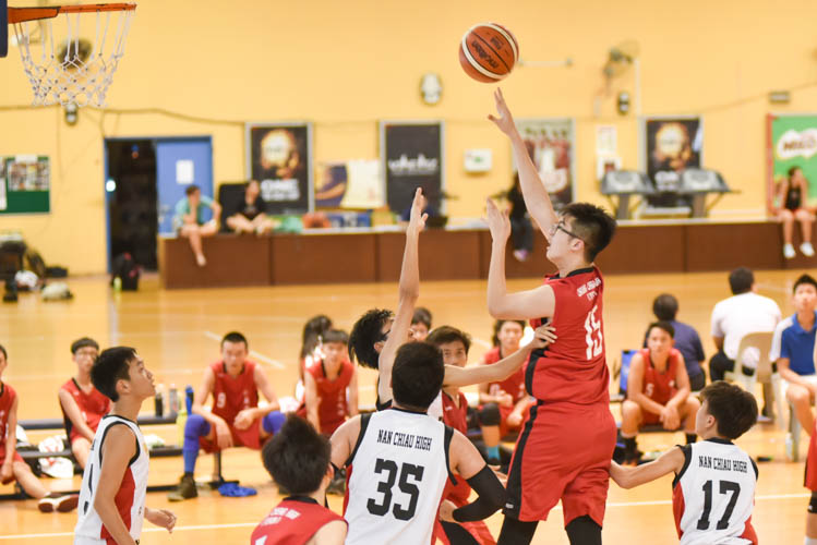 Ryan Lee (CCH #15) attempting a shot during the North Zone B Division basketball match between Chung Cheng High and Nan Chiau High School. (Photo © Stefanus Ian/Red Sports)