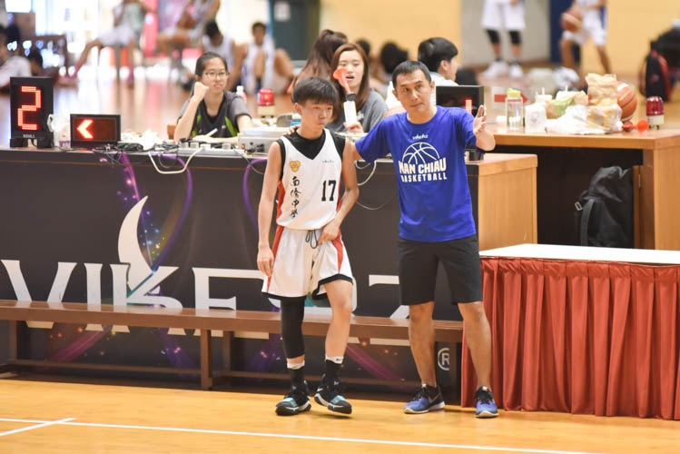 Bryan Ong (NCH #17) receiving instructions before re-entering the game during the North Zone B Division basketball match between Chung Cheng High and Nan Chiau High School. (Photo © Stefanus Ian/Red Sports)