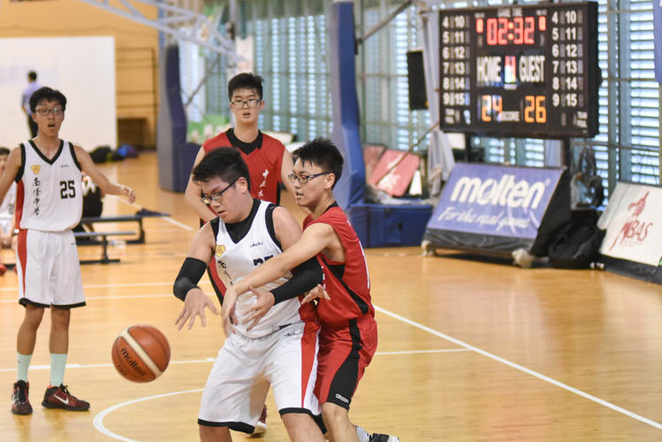 Wong Jun Xi (NCH #25) losing his grip on the ball during the North Zone B Division basketball match between Chung Cheng High and Nan Chiau High School. (Photo © Stefanus Ian/Red Sports)