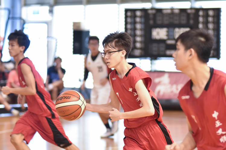 Wayne Tay (CCHY #7) dribbling the ball during the North Zone B Division basketball match between Chung Cheng High (Yishun) and Nan Chiau High School. (Photo © Stefanus Ian/Red Sports)