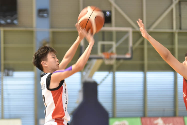 Bryan Ong (NCH #17) taking a shot during the North Zone B Division basketball match between Chung Cheng High and Nan Chiau High School. (Photo © Stefanus Ian/Red Sports)