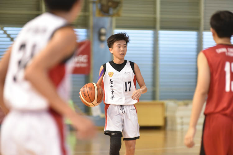 Bryan Ong (NCH #17) setting up a play during the North Zone B Division basketball match between Chung Cheng High and Nan Chiau High School. (Photo © Stefanus Ian/Red Sports)