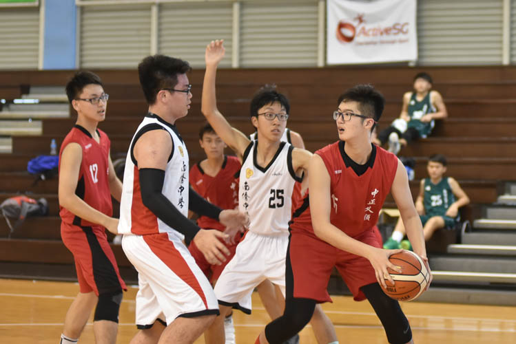 Ryan Lee (CCH #15) grabbing a rebound during the North Zone B Division basketball match between Chung Cheng High and Nan Chiau High School. (Photo © Stefanus Ian/Red Sports)