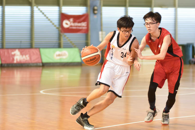 Keane Liew (NCH #34) making a drive towards the basket during the North Zone B Division basketball match between Chung Cheng High and Nan Chiau High School. (Photo © Stefanus Ian/Red Sports)