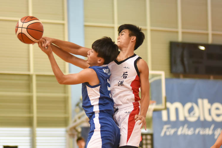 Chen Pengkun (WG #9) losing the ball during the North Zone B Division basketball match between Hougang secondary and Woodgrove secondary. (Photo 20 © Stefanus Ian/Red Sports)