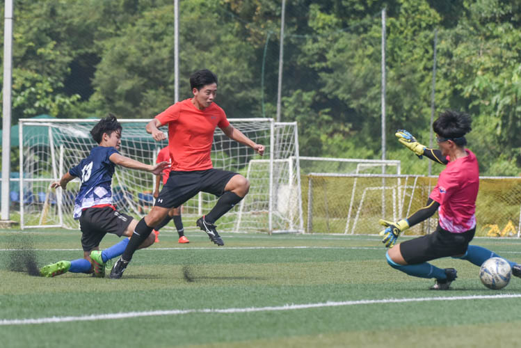 Raffles Institution's Edmund Zhang (in red) riding the challenge of RVHS Chang Ji-Xuan (RVHS #13) during a NYSI JC League match between Raffles Institution and River Valley High School. (Photo © Stefanus Ian/Red Sports)