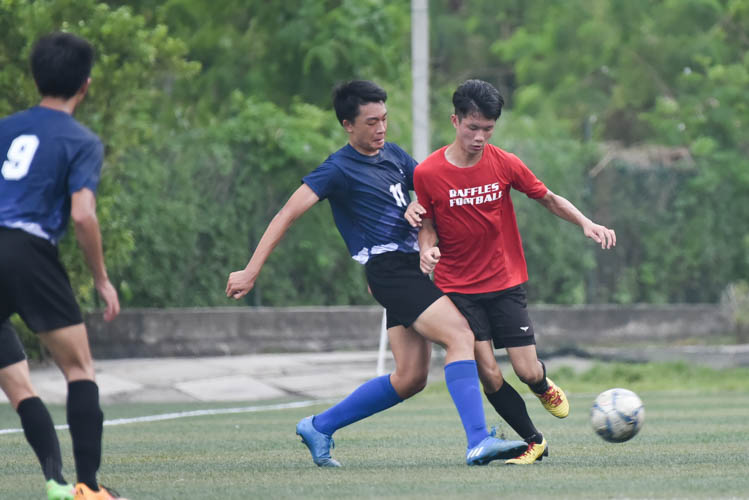 Jerall Yu (RVHS #11) making a tackle during a NYSI JC League match between Raffles Institution and River Valley High School. (Photo © Stefanus Ian/Red Sports)