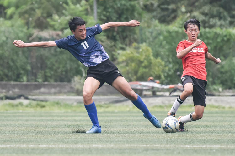 Jerall Yu (RVHS #11) making a tackle during a NYSI JC League match between Raffles Institution and River Valley High School. (Photo © Stefanus Ian/Red Sports)