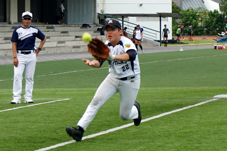Yu Ji (RI #22) catches a hard bounce and throws J Leong (ACSI #15) out. (Photo 18 © REDintern Pang Chin Yee.)