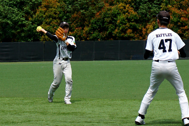 Yi Fan (RI #09) throws the ball to first base to oust Joel (ACSI #49).  (Photo 10 © REDintern Pang Chin Yee.)
