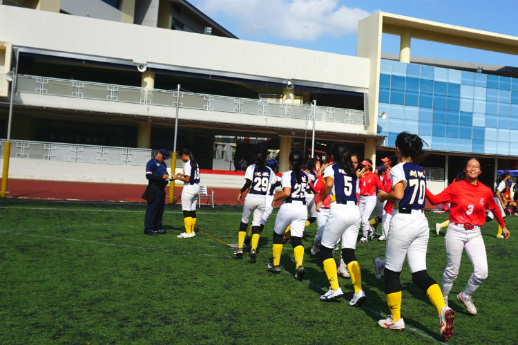 River Valley and Nanyang GIrls' players shaking hands to end the game. (Photo 11 © REDintern Pang Chin Yee.)