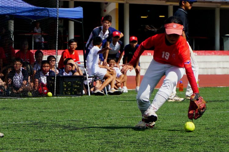 Chai Yi Xuan (RVHS #19) at third base scoops a bunt by Goi Min (NYGH #29). (Photo 2 © REDintern Pang Chin Yee.)