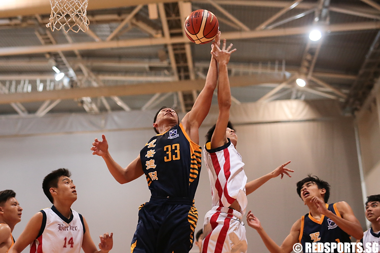 Tan En Hua (#33) of St. Andrew's and (#6) of ACS (Barker) fight for the rebound. (Photo 7 © Lee Jian Wei/Red Sports)