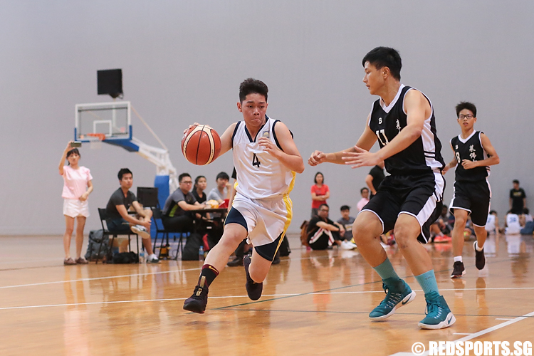 John Lacdao (#4) of Guangyang Secondary drives against Andre Lim (#11) of Raffles Institution. (Photo 2 © Lee Jian Wei/Red Sports)
