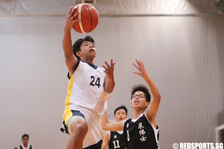 Vallejo Carino (#24) of Guangyang Secondary goes for the layup against Barry Tan (#8) of Raffles Institution. (Photo 4 © Lee Jian Wei/Red Sports)