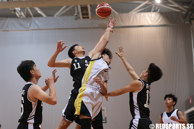 Jackson Kong (#0) of Guangyang Secondary and Andre Lim (#11) of Raffles Institution fight for the rebound. (Photo 7 © Lee Jian Wei/Red Sports)