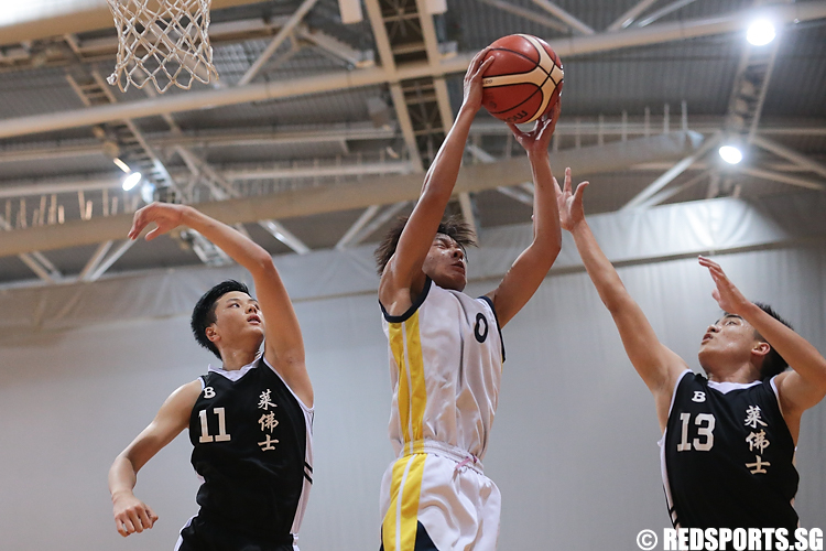 Jackson Kong (#0) of Guangyang Secondary fights for the rebound against Andre Lim (#11) and Joshua Neoh (#13) of Raffles Institution. (Photo 9 © Lee Jian Wei/Red Sports)