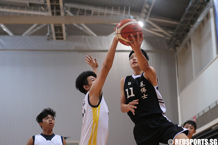 Andre Lim (#11) of Raffles Institution was denied by Brendan Lee (#12) of Guangyang Secondary. (Photo 10 © Lee Jian Wei/Red Sports)