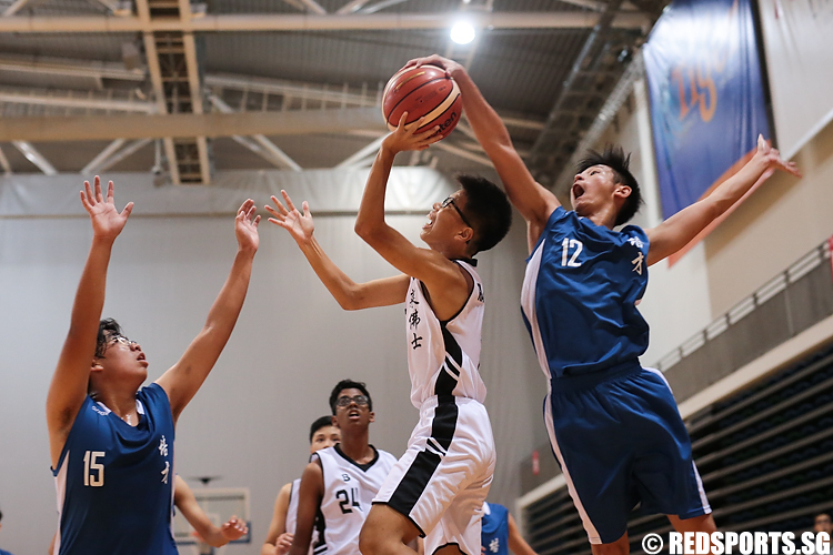 (#8) of Raffles Institution tries to shoot against Tan Chao Khon (#12) and Stallonzo Lee (#15) of Pei Cai Secondary. (Photo 3 © Lee Jian Wei/Red Sports)