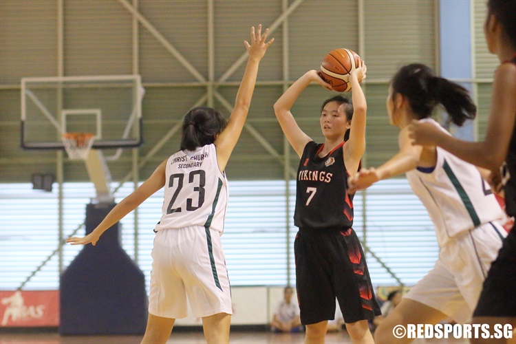 Lydia Ang (NV #7) looks to pass the ball to a teammate. (Photo 9 © Dylan Chua/Red Sports)