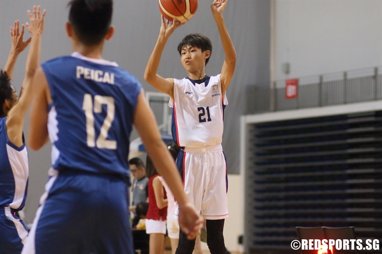 Lee Cheng Xiao (HIH #21) shoots a jumper. He also put up a game-high 14 points against Peicai Secondary. (Photo 2 © Dylan Chua/Red Sports)