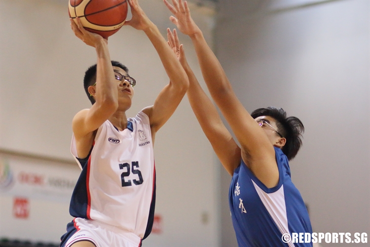 Neo Yi Quan (HIH #25) goes for a lay-up against Peicai Secondary. (Photo 7 © Dylan Chua/Red Sports)