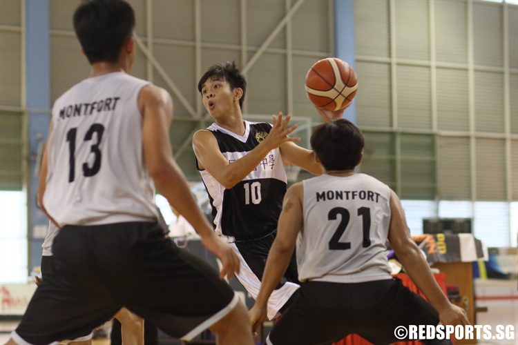 Tang Kah Wai (PHS #10) attempts a no-look pass to a teammate. He scored a game-high 31 points to lead Presbyterian High back to the final. (Photo 1 © Dylan Chua/Red Sports)