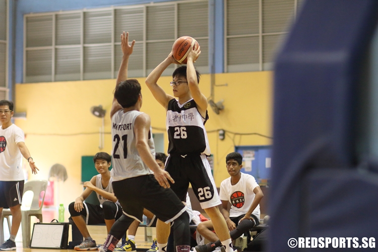 Aaron Chaw (PHS #26) looks to pass the ball to a teammate. (Photo 12 © Dylan Chua/Red Sports)