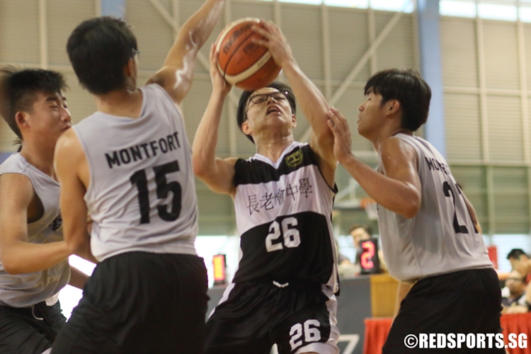 Aaron Chaw (PHS #26) fakes a shot in the paint. (Photo 15 © Dylan Chua/Red Sports)