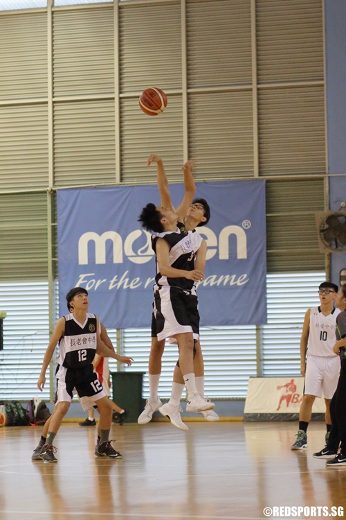 Tip-off between Presbyterian High and Woodgrove Secondary. (Photo 2 © Dylan Chua/Red Sports)