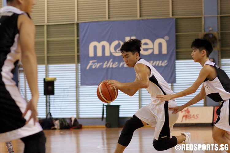 Cheng Pengkun (WGS #9) on a drive to the basket. He scored a team-high 13 points in the contest. (Photo 10 © Dylan Chua/Red Sports)