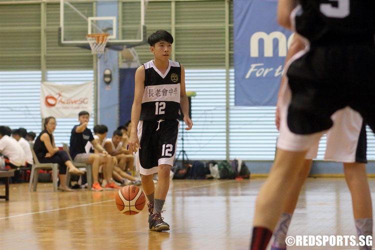 Foo Yong Ming (PHS #12) surveys the court. (Photo 6 © Dylan Chua/Red Sports)