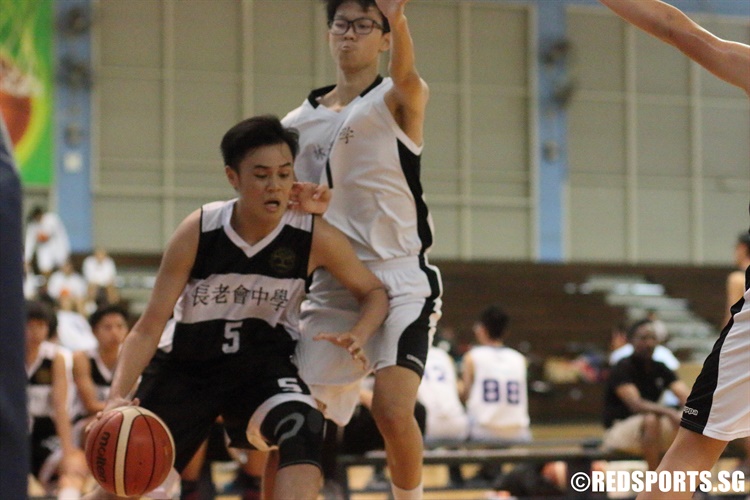 Kovan Toh (PHS #5) drives baseline against Woodgrove Secondary. (Photo 8 © Dylan Chua/Red Sports)