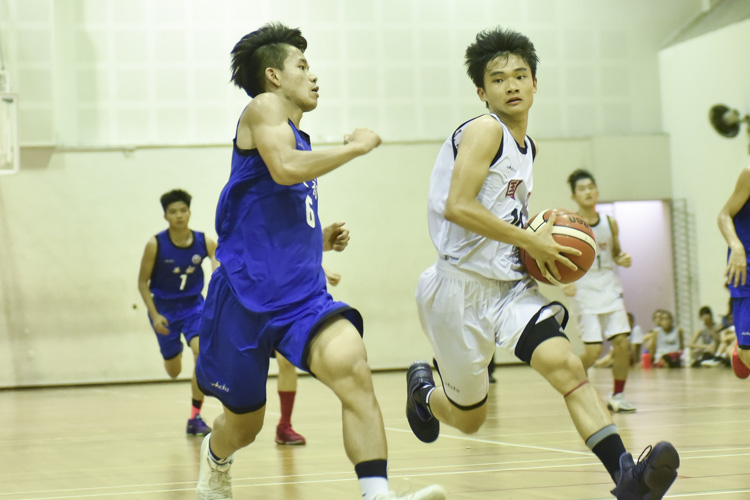 Ian Tay dribbling past his defender and attacking the rim. (Photo by © Stefanus Ian/Red Sports)